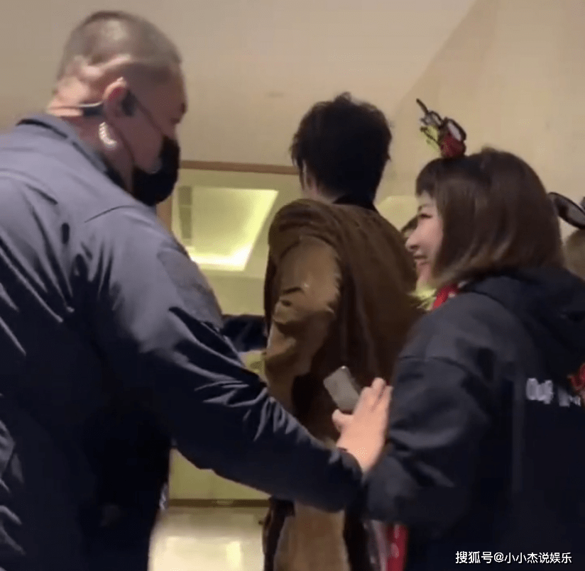 女子被家暴数百次后找保镖自救女子被家暴数百次后找保镖自救——勇敢跨出黑暗，迎接新生