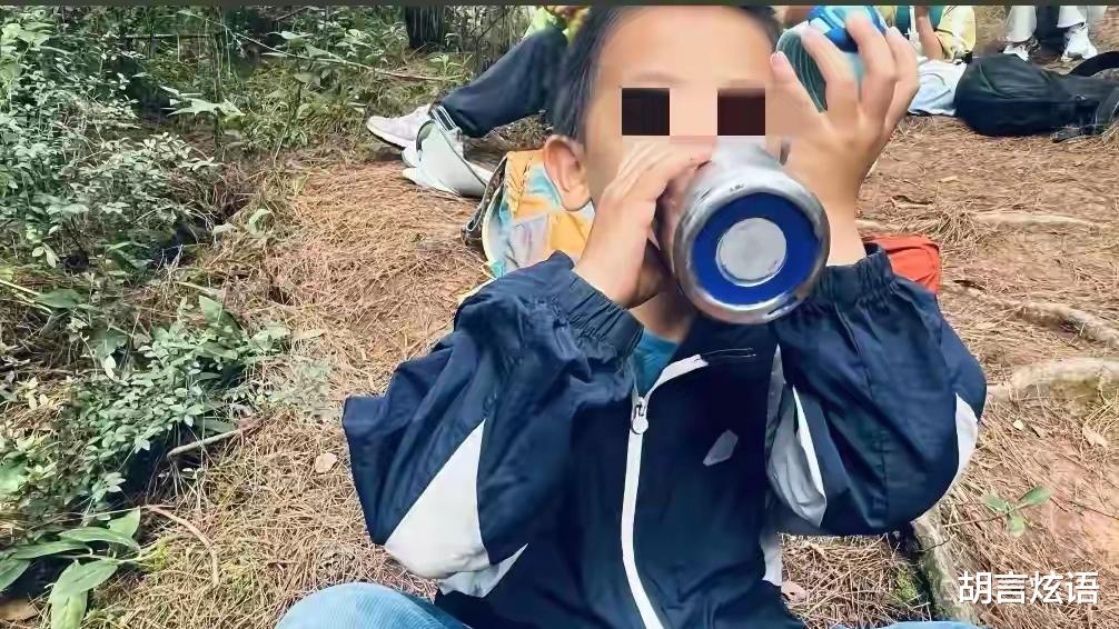 苍山夏令营走失自闭症男童死因公布关于苍山夏令营走失自闭症男童的死因已经公布。该男童在走失后不幸遭遇车祸，是事故的主要受害者。具体死因以官方公布的信息为准。