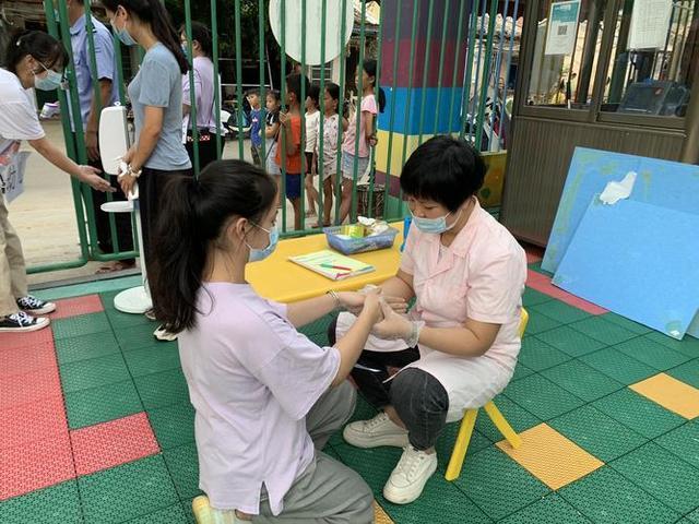幼儿园开学上演“两极反转”幼儿园开学上演两极反转，孩子们的成长故事与启示