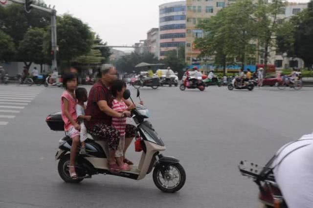 带孙子横穿马路被撞责任认定带孙子横穿马路被撞，责任如何认定？一篇深度解析的自媒体文章。