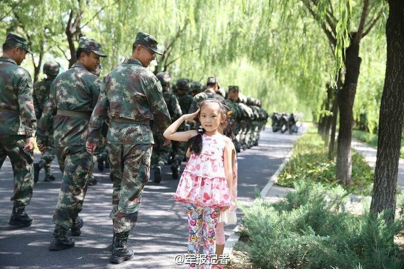 退伍女生见到发小来接站立正敬礼退伍女生重逢发小，深情敬礼彰显军人本色